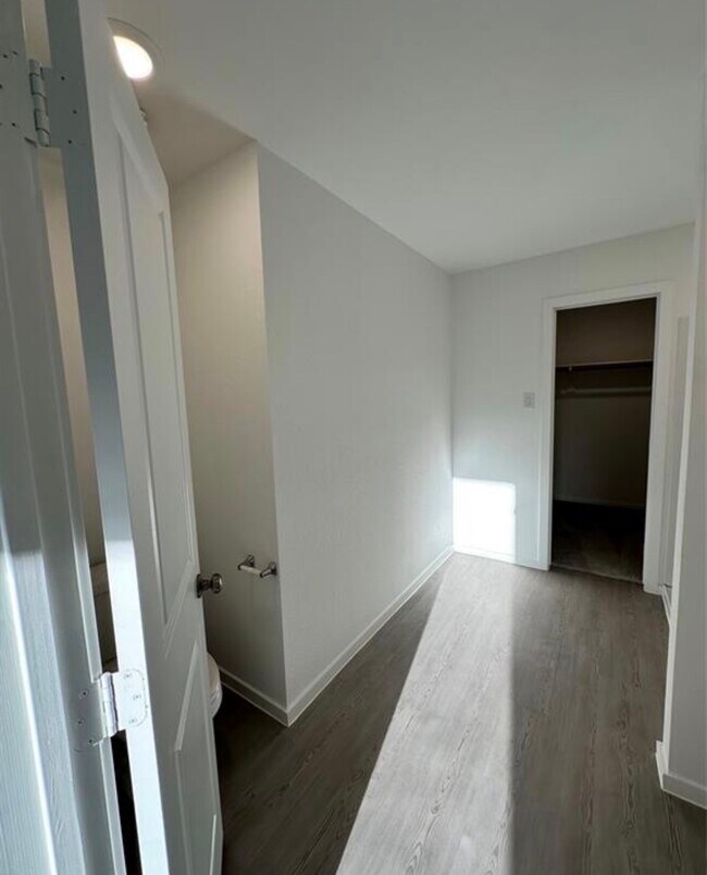 Building Photo - 448 Shoreview Dr