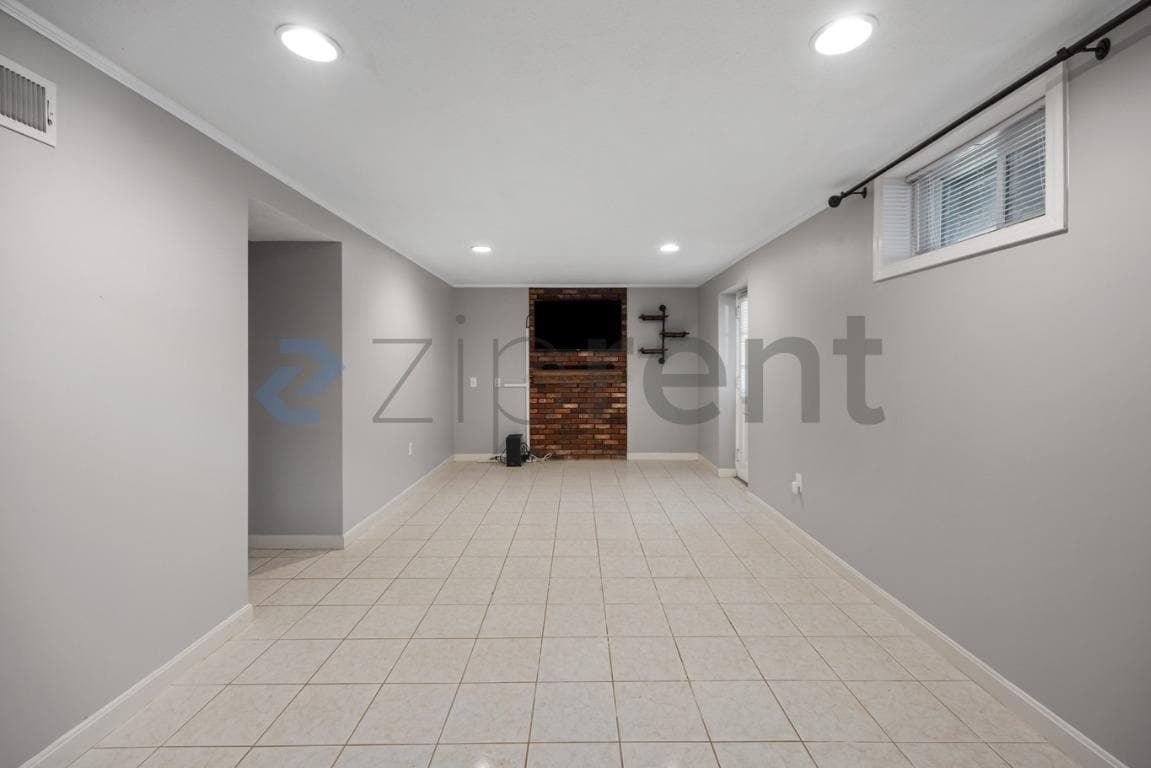 Building Photo - Unit