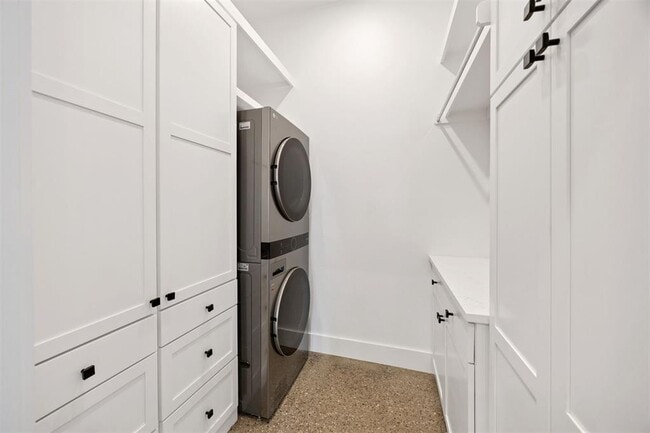 Building Photo - 966 Hangar Dr