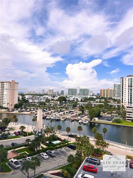 Building Photo - 300 Bayview Dr