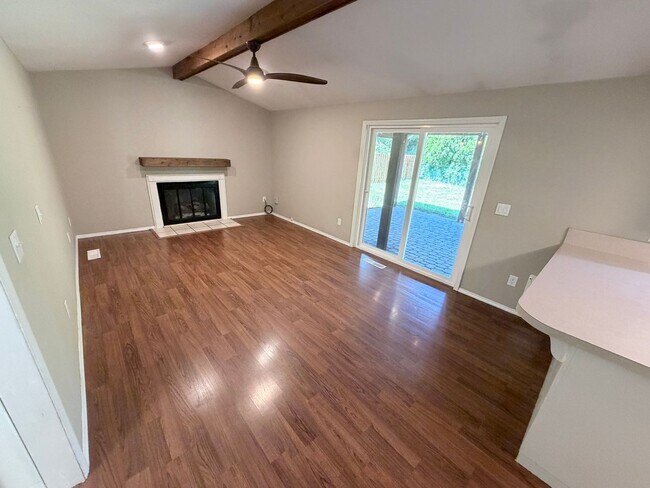 Building Photo - Well Maintained Three Bedroom Home in South Salem
