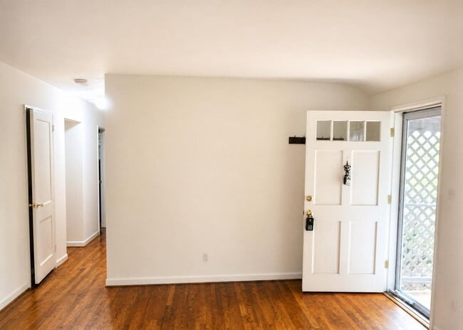 Building Photo - Elegant Split-Level Living in Prime Falls Church Location