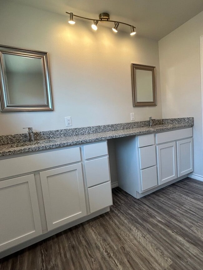 Building Photo - Beautiful Home on the Eastside!