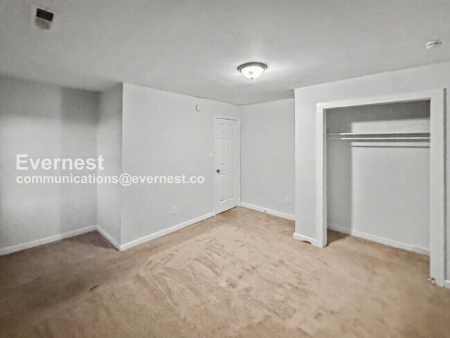 Building Photo - 4 Bed/1.5 Bath with In-Unit Laundry / Pet-Friendly / Vouchers Accepted / Available Now!