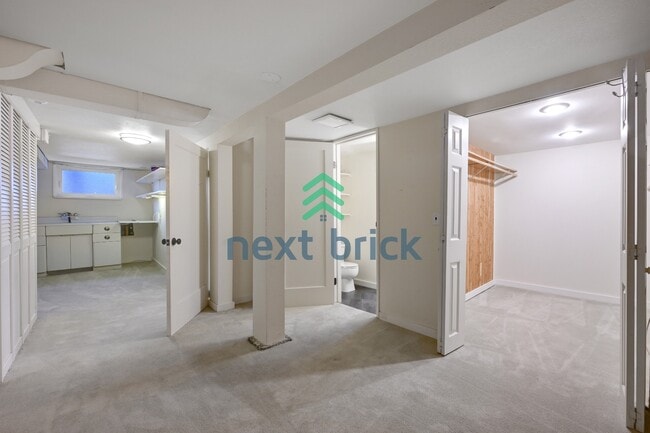 Building Photo - A classic vintage house ready to rent