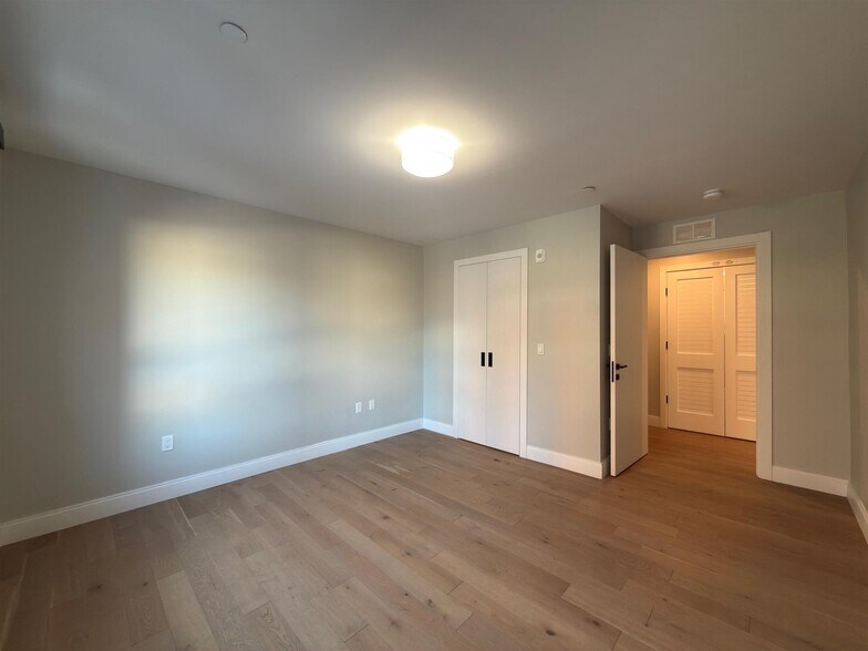 Building Photo - 15 Central St