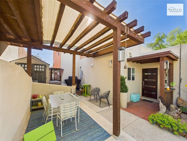 Building Photo - Beautifully Furnished and Equipped Propert...