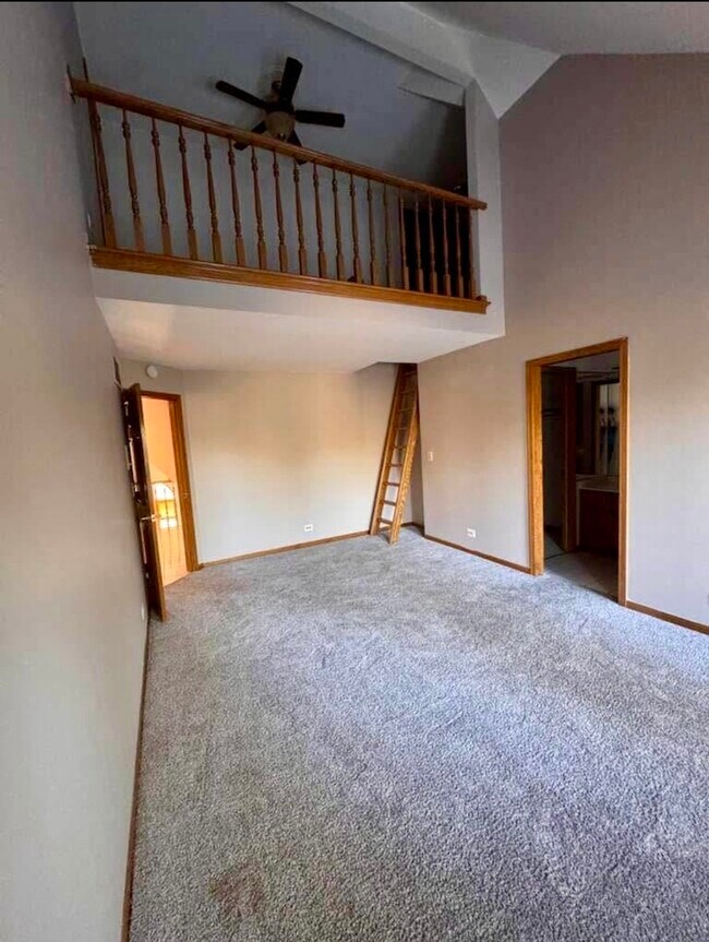 Building Photo - 8S210 Stonehedge Dr