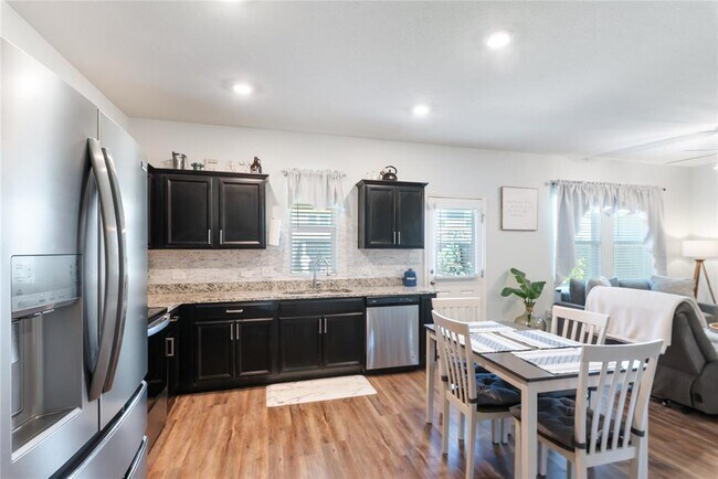 Building Photo - 204 Peony Ln.