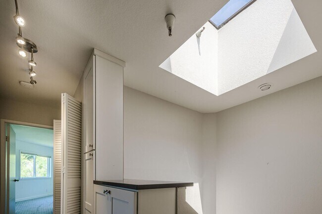Building Photo - EPIC REA:End-Unit & Top 2 Floor (Penthouse...