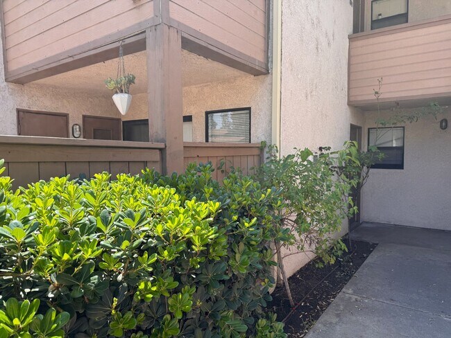 Building Photo - 2 Bedroom 1 Bathroom Condo Down Stairs Unit