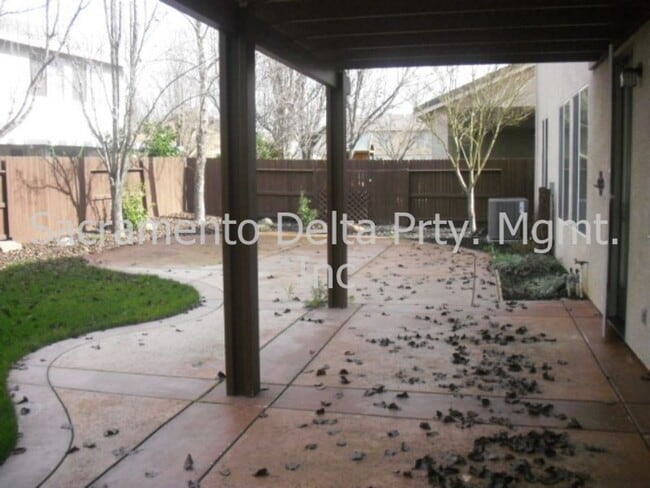 Building Photo - Stunning 4 Bed, 4 Bath Two-Story Home