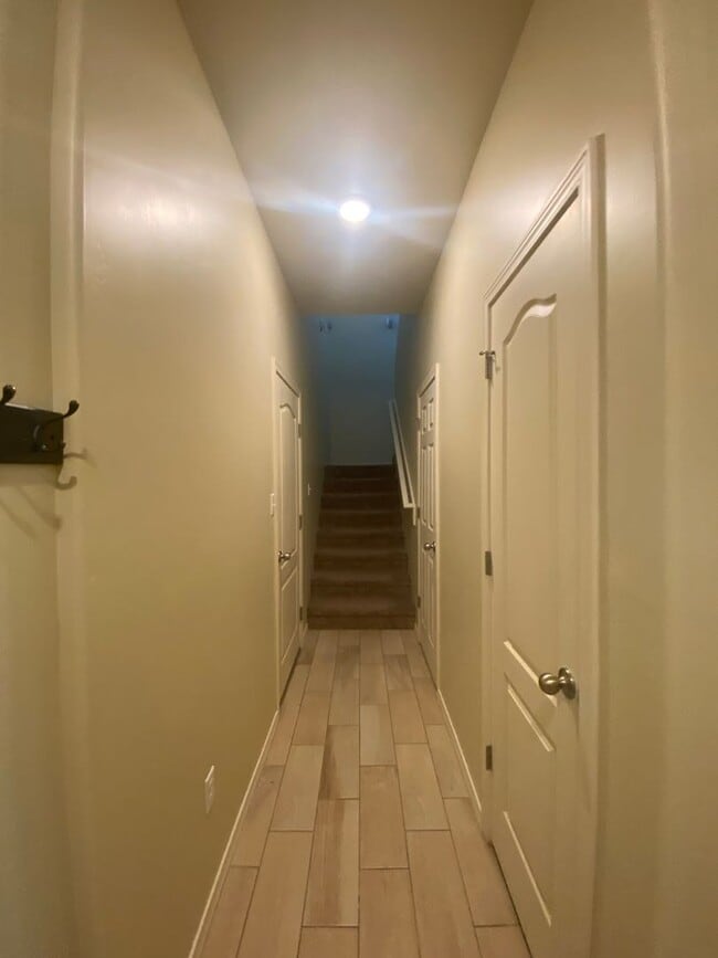 Building Photo - Beautiful 3 Bedroom 2.5 Bathroom House Ava...