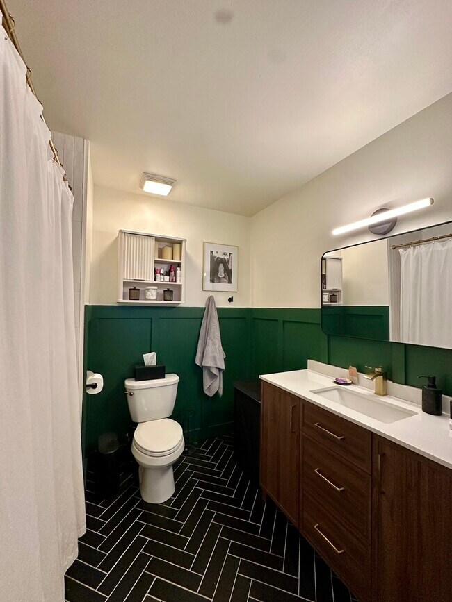 Building Photo - 660 W Wayman St