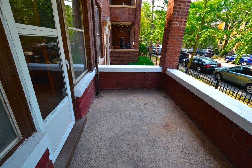 Building Photo - 3767 N Lakewood Ave