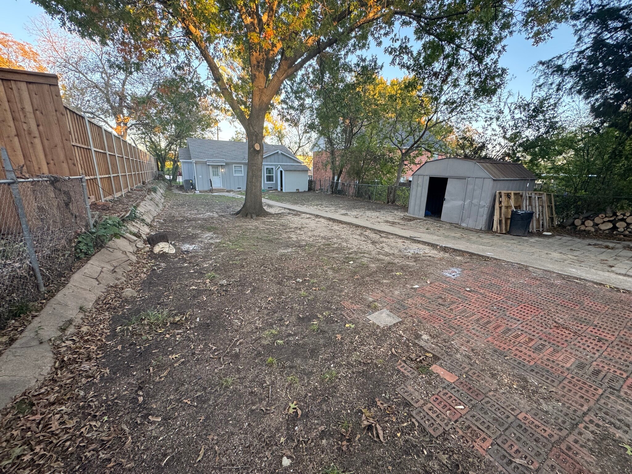 Building Photo - 1320 N Travis St