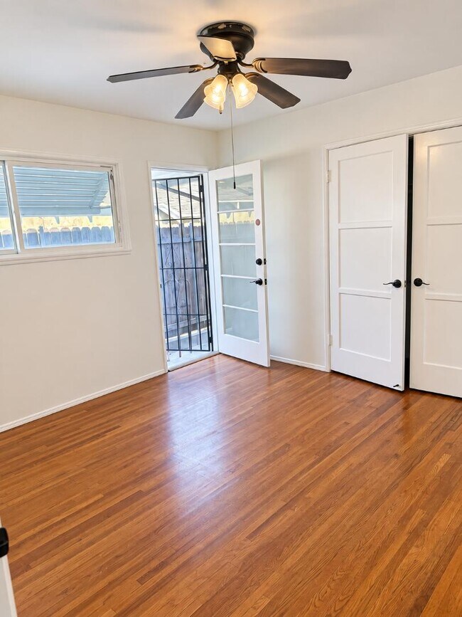 Building Photo - 12811 Oxnard St