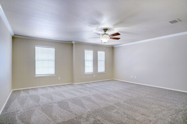 Building Photo - Gorgeous Home with Lots of Space!