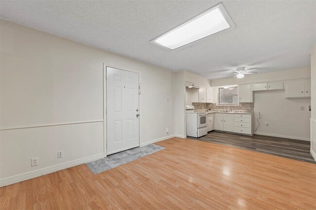 Building Photo - 3532 Hilton Dr