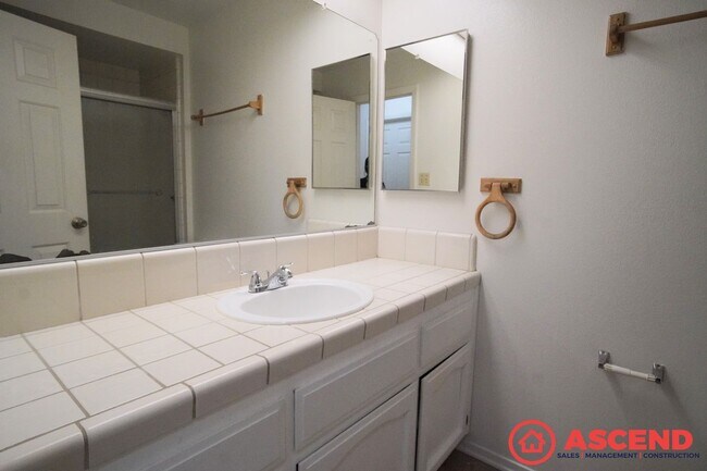 Building Photo - Lovely Home In Southwest Bakersfield!