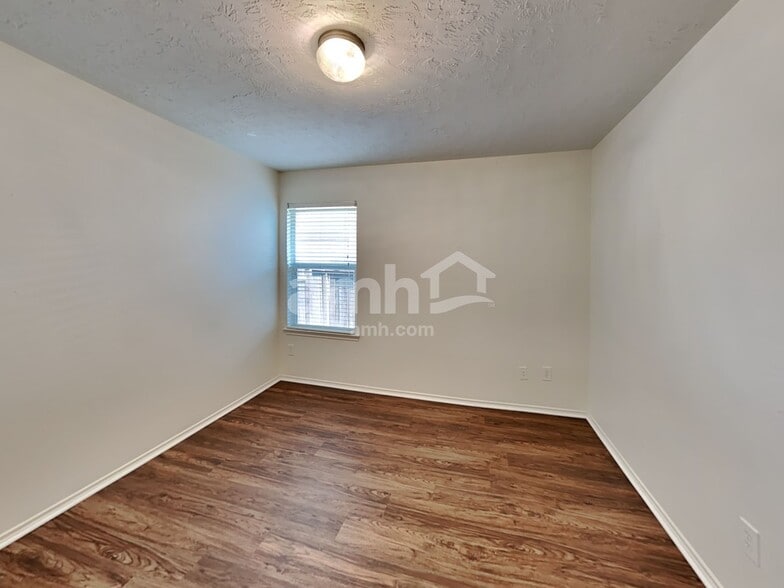 Building Photo - 18413 Sunrise Oaks Ct