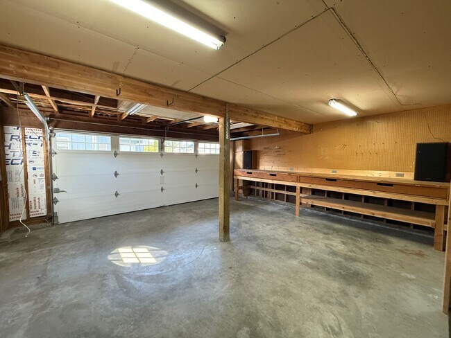 Building Photo - 15817 Lakeview Ave SE