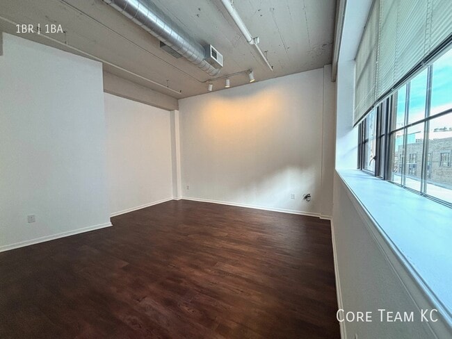 Building Photo - 320 W 7th St