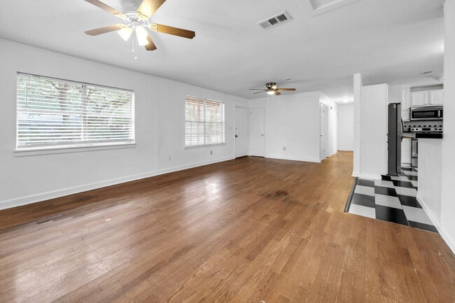 Building Photo - 1020 Pinetree Rd