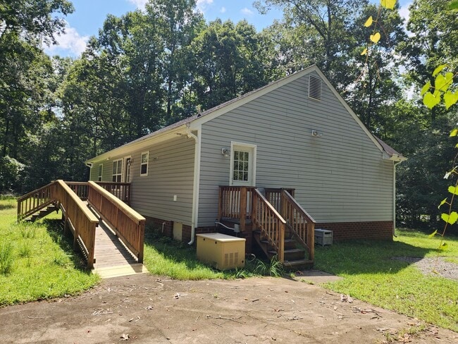 Building Photo - 3 Bedroom 2 Bath Brick Rancher in New Kent!