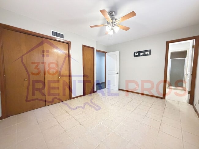 Building Photo - Four Bedroom Two Bath Home