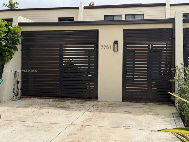 Building Photo - Southwest 102nd Place, Miami, FL 33173 - 3 BR 2.5 BA townhouse