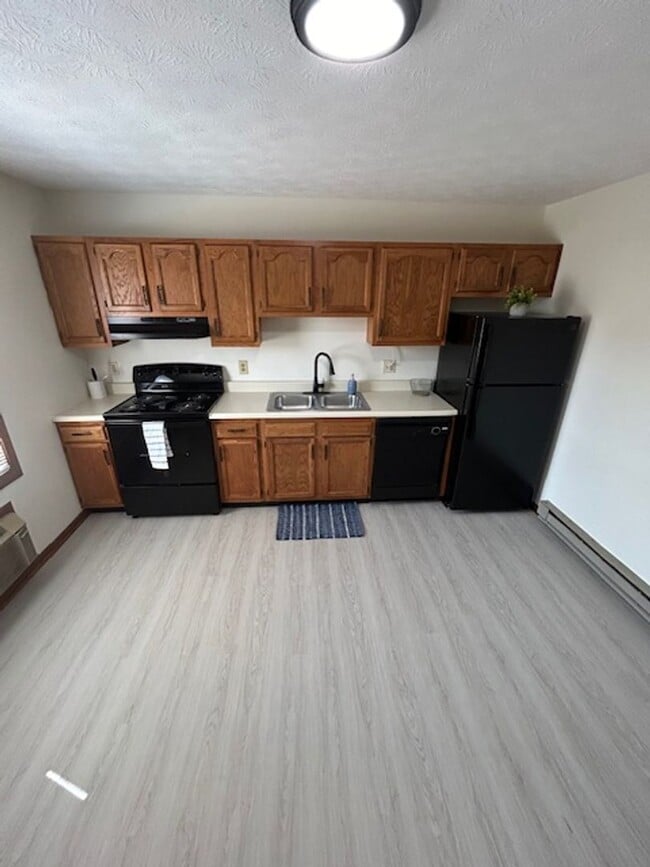 Building Photo - 2-Bedroom Townhome - Available Soon!