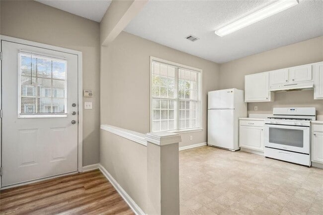 Building Photo - 14 Highoak Dr