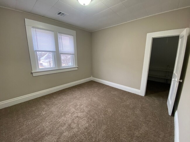 Building Photo - Charming 4 bedroom/2 bath home in Winfield! Coming Available in mid-July!
