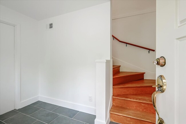Building Photo - Light Filled Newly Remodeled Home w/ Fanta...