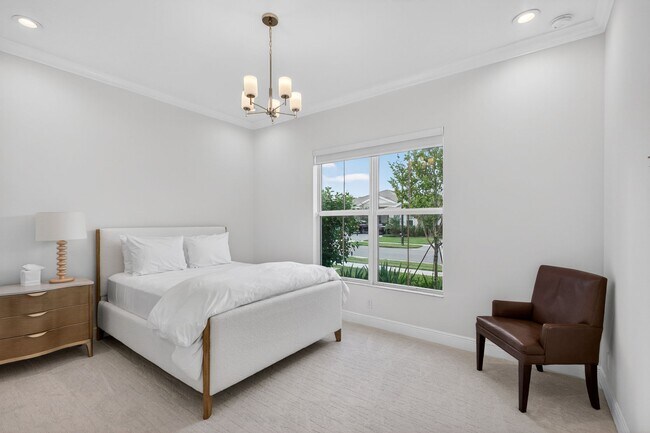 Building Photo - 9249 Crestview Cir