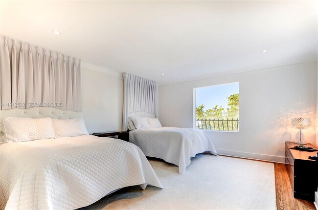 Building Photo - 5800 La Gorce Dr