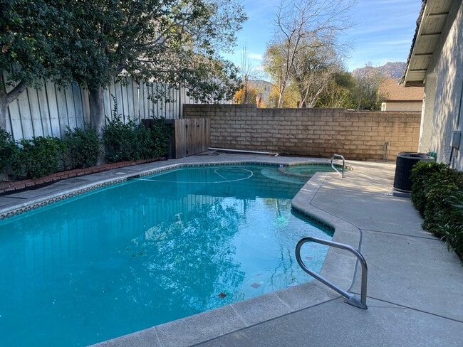 Building Photo - Single story 3 bed, 2 bath pool home