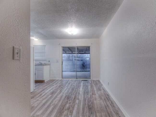 Building Photo - 2 Bedroom 1 Bath Duplex