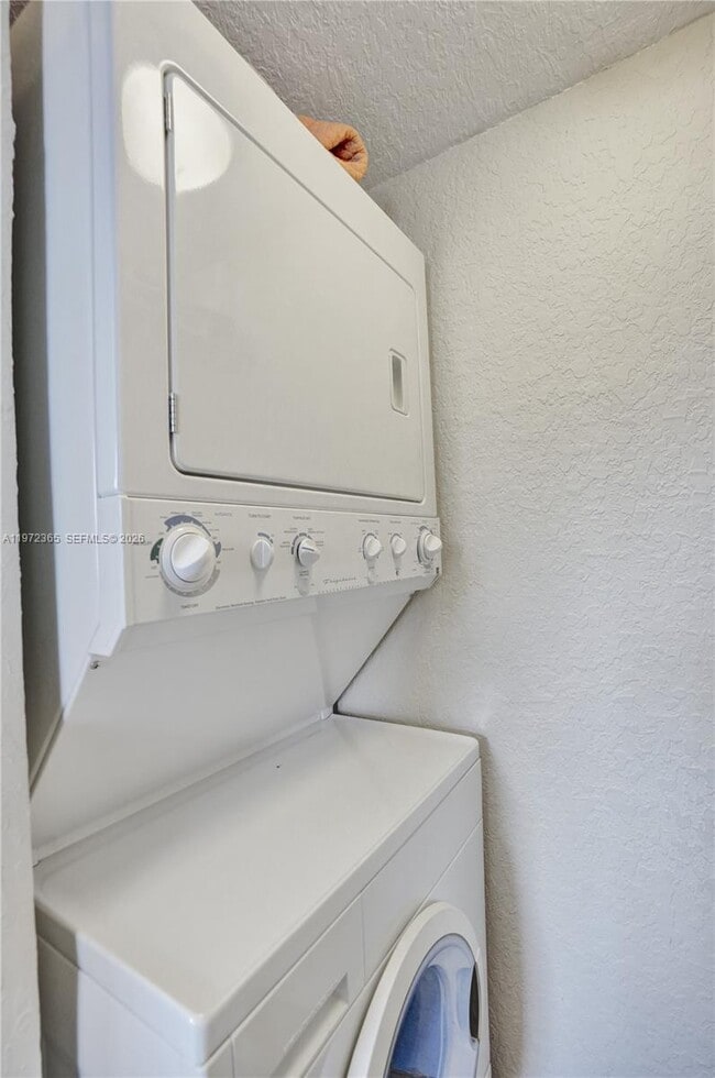 Building Photo - 744 NE 14th Ave