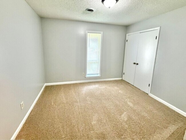 Building Photo - SantaValleySt2990