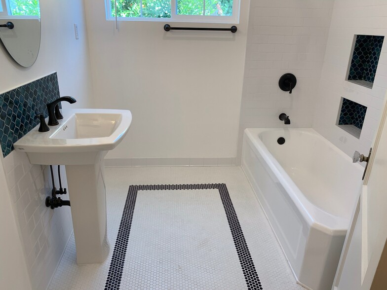 Building Photo - 5046 La Roda Ave