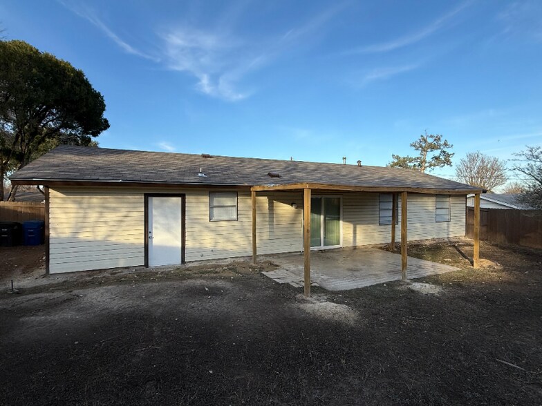 Building Photo - 5522 Crystal Valley St