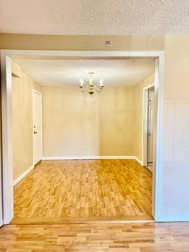 Building Photo - 1 BED/1 BATH TOP FLOOR CONDO UNIT HEAT/HW INCLUDED