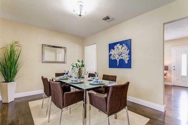 Building Photo - 2932 SW 12th St