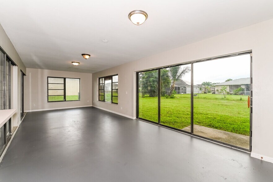 Building Photo - 2529 SW 15th Pl