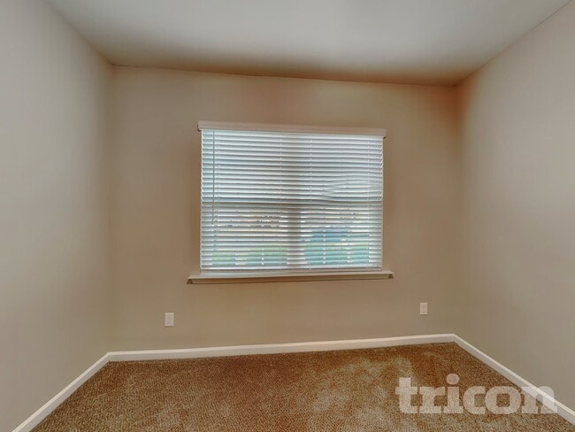 Building Photo - 1250 Aurora Glen Dr