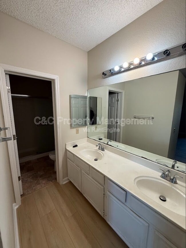 Building Photo - 37050 Meadowbrook Common