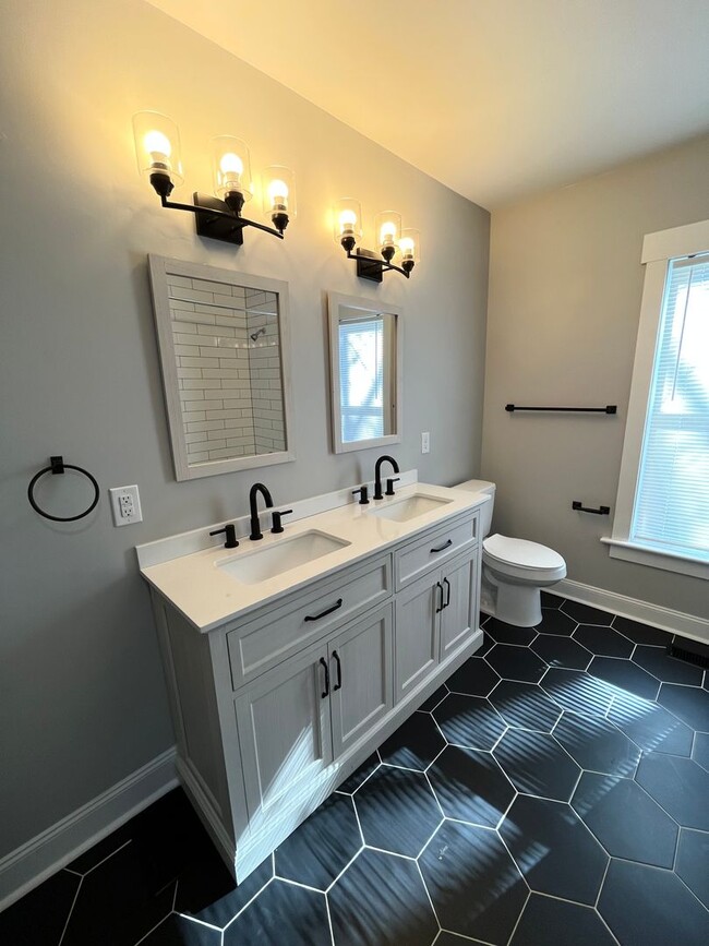 Building Photo - Recently renovated 2 bedroom 1.5 bathroom ...