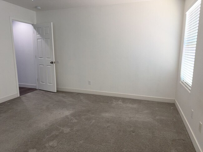 Building Photo - Beautifully updated 4 bedroom plus loft, 2...